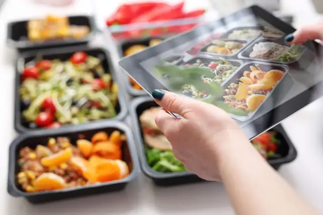 Catering dietetyczny co to - poznaj zalety i jak działa ta usługa