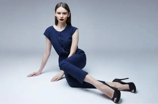 Buty do granatowego kombinezonu: Stylizacje na każdą okazję Liliana W.