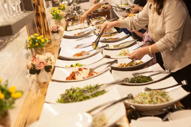 Co oznacza HB w hotelu? Zrozumienie półwyżywienia i jego korzyści