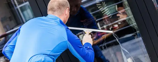 Jak myć okna w słońcu, aby uniknąć smug i szybkiego wysychania