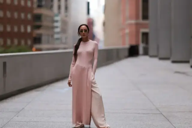 Jakie buty do różowo pudrowej sukienki, aby wyglądać zjawiskowo?