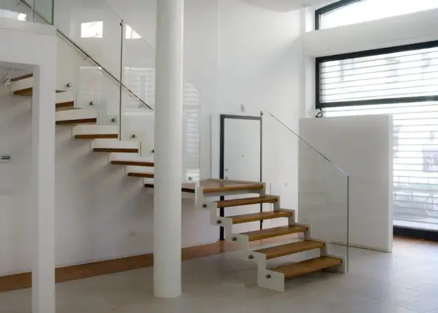 Ile kosztują szklane schody? Zaskakujące ceny i ukryte koszty