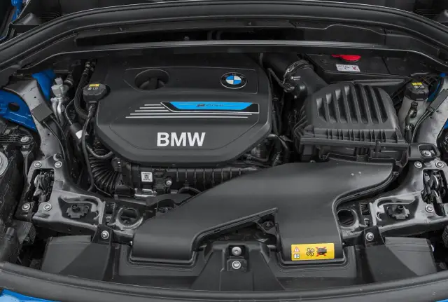 Silnik BMW X1 F48 z napisem eDrive.