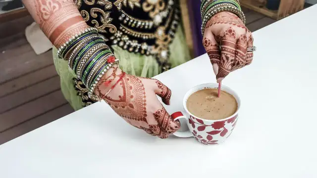 Czym jest henna? Rodzaje, bezpieczne użycie i ostrzeżenia!