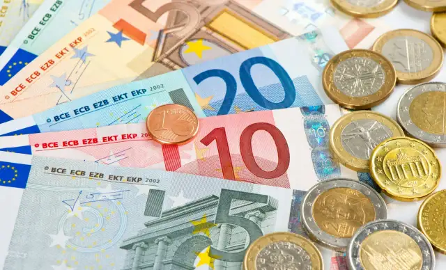 Euro banknoty i monety, w tym 1 cent. Malta, jako członek strefy euro, używa tej waluty.