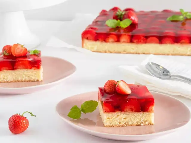 Jak zrobić biszkopt z galaretką - prosty przepis na pyszny deser