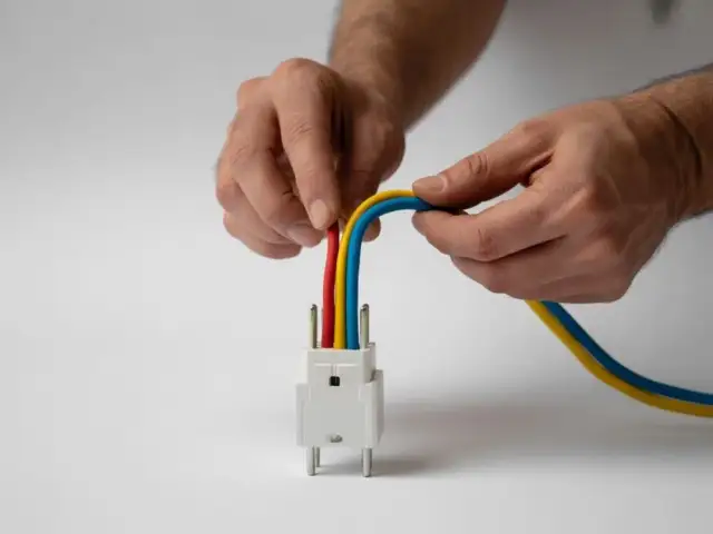 Jak podłączyć kable do wtyczki? Zrób to sam, bez ryzyka!