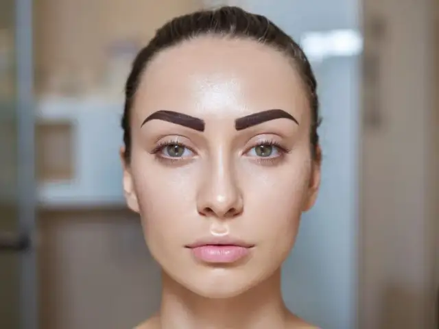 Brwi permanentne: Kiedy i jak bezpiecznie umyć? Poradnik Mileny Kowalskiej