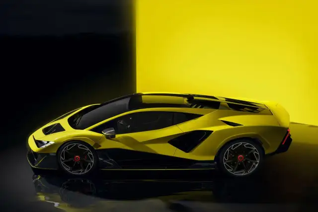 Żółte Lamborghini z czarnymi akcentami. Zastanawiasz się, ile kosztuje najtańsze Lamborghini?