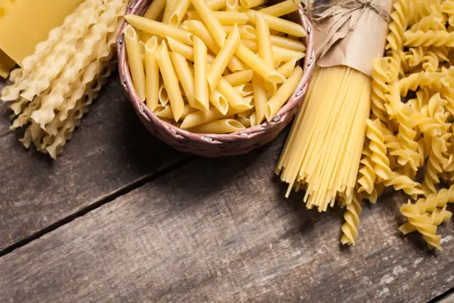 Różne rodzaje makaronu: penne, spaghetti, fusilli i faliste tagliatelle. Wybór między makaronem grahan a durum zależy od preferencji.