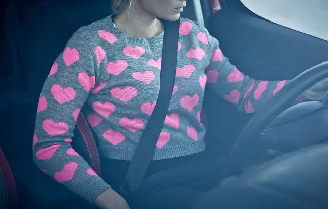 Dlaczego warto zapinać pasy bezpieczeństwa? Statystyki, które zaskakują