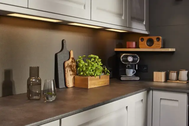 Co na ścianę w kuchni nad blatem? Wybierz idealny materiał i styl.