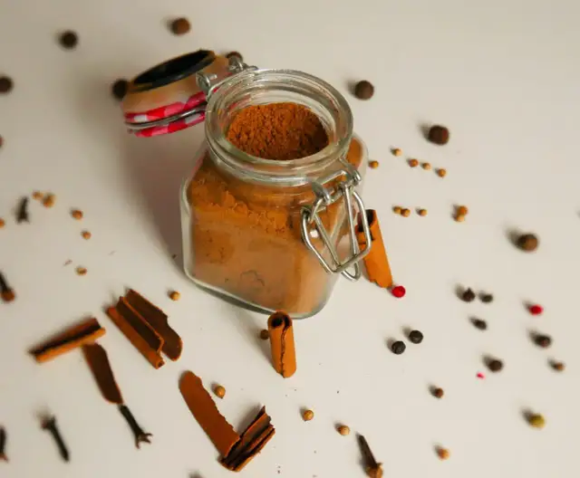 Czy przyprawa korzenna to to samo co przyprawa do piernika? Różnice i zastosowanie