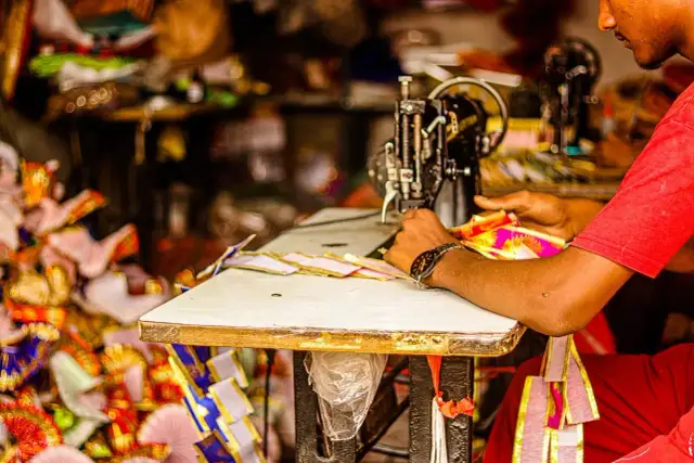 Jak zmniejszyć bluzkę? Sprawdzone metody na idealne dopasowanie