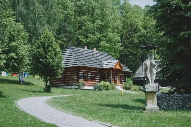 Skansen w Wygiełzowie: odkryj fascynującą historię i atrakcje