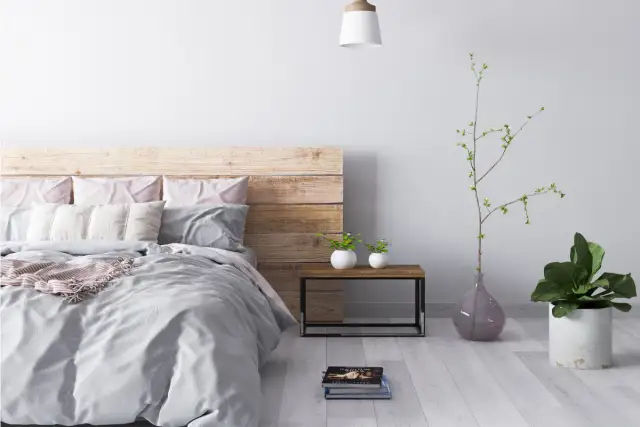 Co zamiast szafki nocnej? Kreatywne pomysły na stylową sypialnię