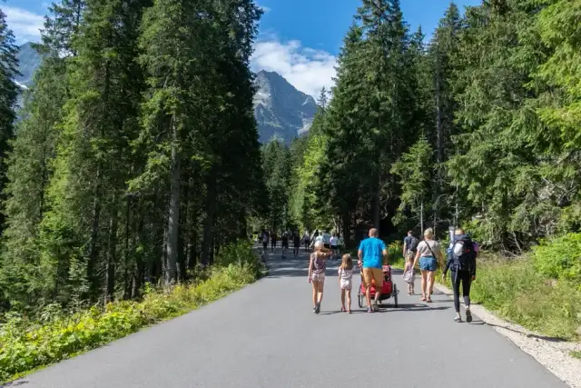 Dolina Strążyska z wózkiem: łatwy szlak dla rodzin w Tatrach