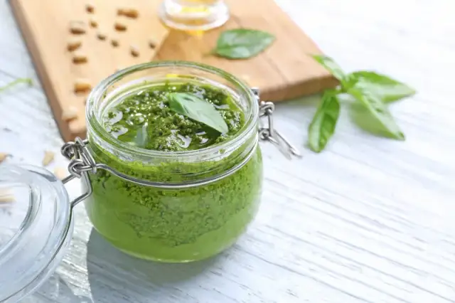 Ile kcal ma pesto? Sprawdź kalorie i wartości odżywcze sosu