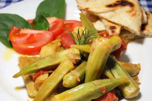 Pyszne okry z pomidorami i chlebkiem pita, jak z tawerny na Cykladach.