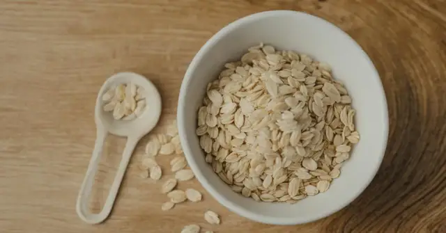 Ile kalorii ma miska płatków z mlekiem? Sprawdź, co możesz zjeść!