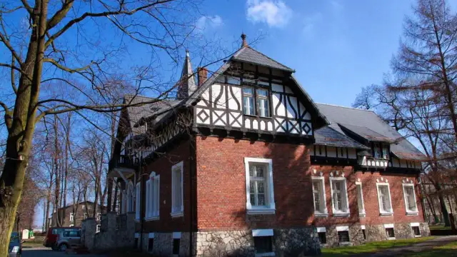 Zabytkowa willa w Zawierciu, z charakterystyczną architekturą szachulcową, to jedna z atrakcji miasta.