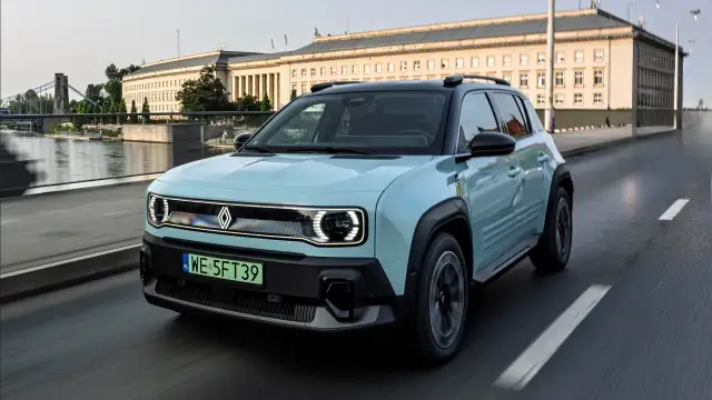 Jasnoniebieski samochód elektryczny Renault 4 na drodze. Dofinansowanie do elektryków może pomóc w zakupie tego ekologicznego pojazdu.