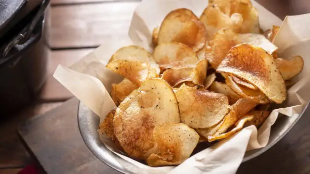 Czy chipsy są wegańskie? Uważaj na składniki i popularne smaki