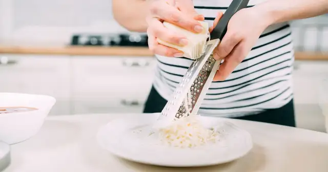 Czy w ciąży można jeść mozzarellę? Bezpieczne opcje i ryzyka