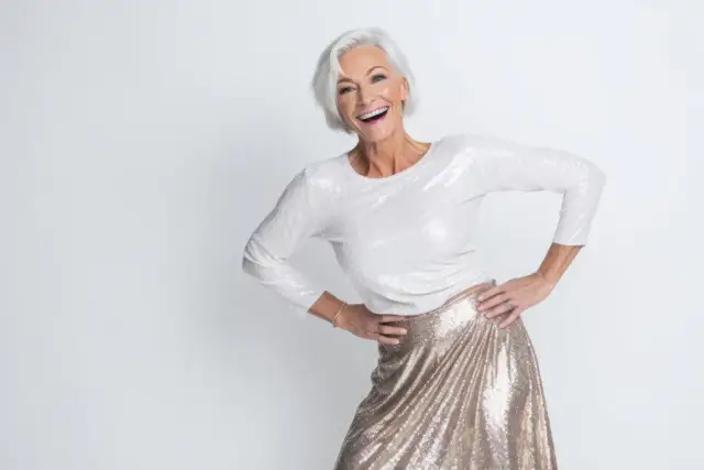 Cekinowa spódnica: jaką bluzkę dobrać, by olśnić i nie przesadzić?