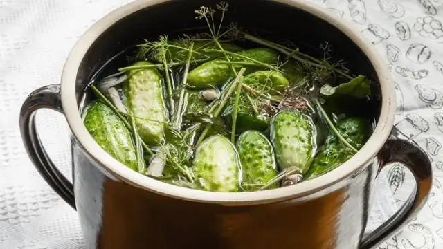 Kiszenie ogórków w garnku emaliowanym: Bezpieczne? Sprawdź!