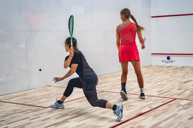 Sala do squasha: przewodnik po wynajmie, zasadach i pierwszych krokach