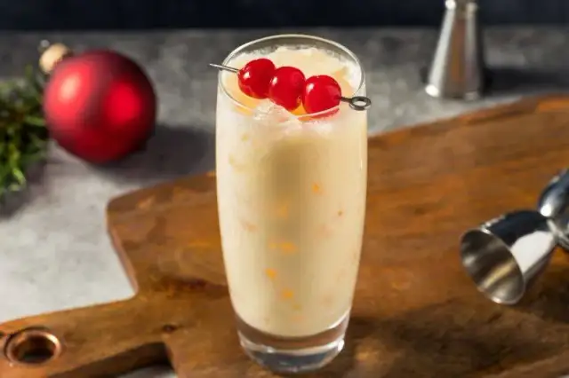 Najlepsze drinki z likierem jajecznym, które zachwycą Twoich gości