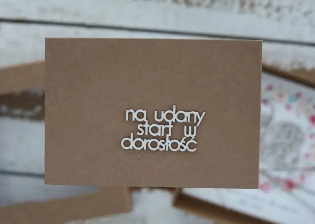 Brązowa koperta z białym napisem "na udany start w dorosłość".