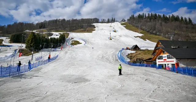 Ostatnie dni sezonu narciarskiego w Polsce. Na stoku widać nielicznych narciarzy i snowboardzistów, a także wyciągi krzesełkowe.