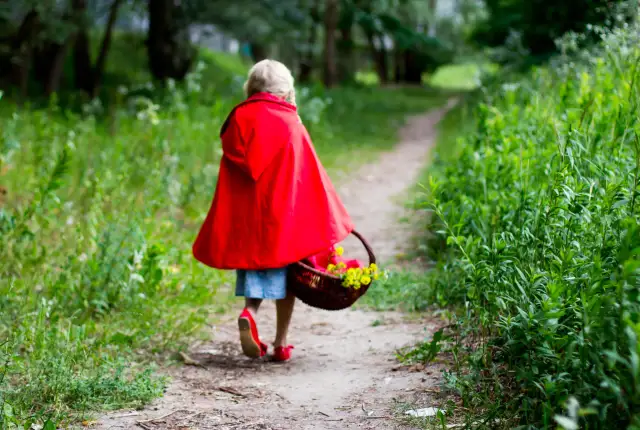 Jak uszyć pelerynę Czerwonego Kapturka? Prosty przewodnik DIY!