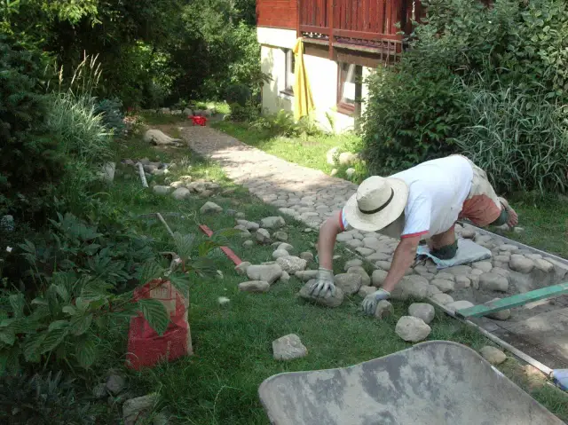 Jak zrobić chodnik z kamienia polnego - uniknij najczęstszych błędów