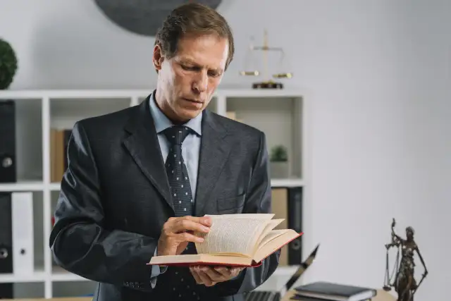 Prawnik, adwokat, radca prawny kim są i czym się różnią?