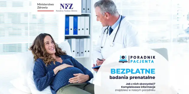 Uśmiechnięta ciężarna kobieta rozmawia z lekarzem. Dostępne są bezpłatne badania prenatalne NFZ.