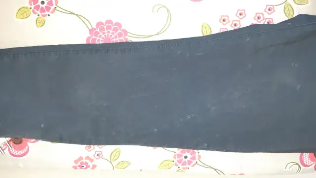 Jak usunąć białe plamy na czarnych spodniach po praniu skutecznie?