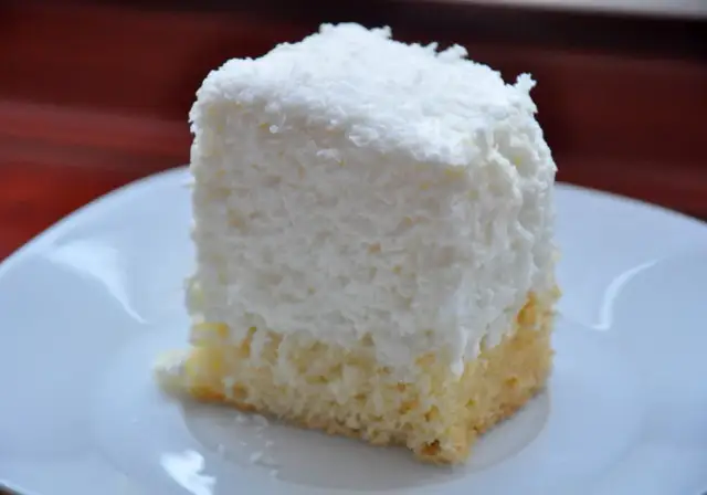 Przepis na ciasto Rafaello z bitą śmietaną – prosty deser na każdą okazję