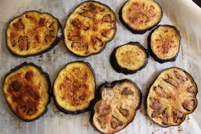 Recette de salade d'aubergine grillée délicieuse et rafraîchissante