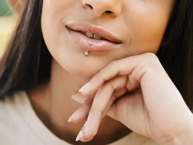 Jak dbać o kolczyk w wardze, aby uniknąć infekcji i bólu