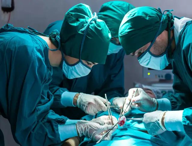 Kim jest chirurg? Droga, specjalizacje i realia zawodu lekarza