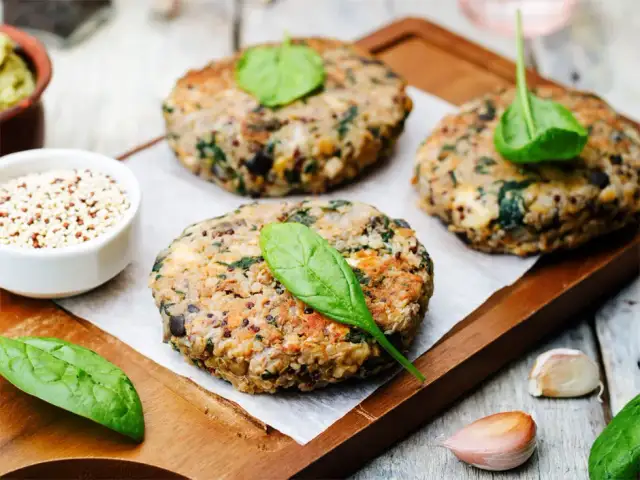 Co jedzą wegetarianie na obiad? Pyszne i zdrowe przepisy, które zaskoczą