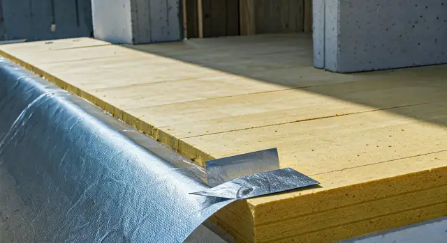 Styropian z folią: właściwości, zastosowanie i jak poprawić efektywność?