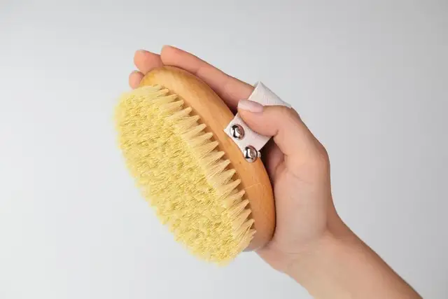 Jak używać szczotki do cellulitu, aby skutecznie zmniejszyć jego widoczność