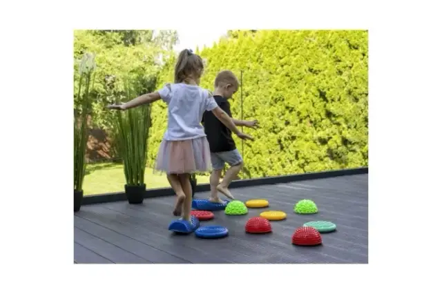 Jak ścieżka sensoryczna dla dzieci wspiera rozwój i zabawę