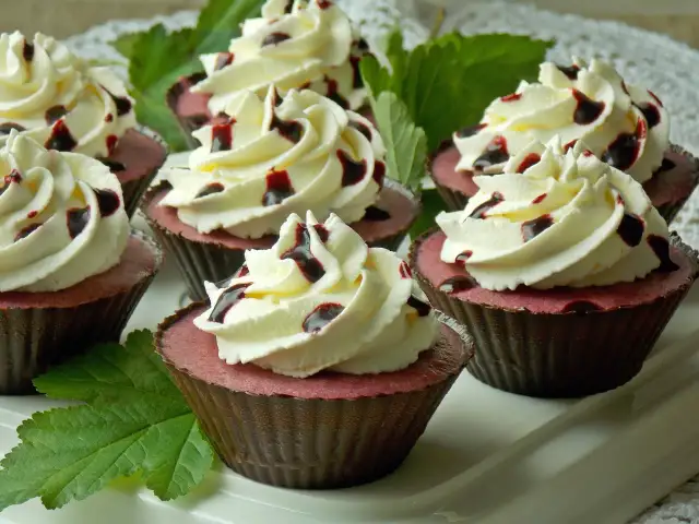 Mrożenie babeczek z kremem: Jak to robić, by smakowały jak świeże?