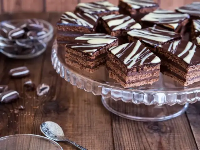 Jak ozdobić ciasto czekoladowe? Proste triki i efekt "wow"!