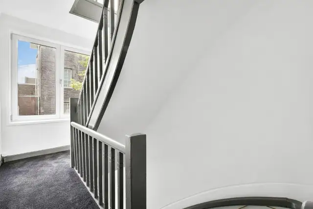 Jak ozdobić okno na klatce schodowej: 7 pomysłów i wskazówek